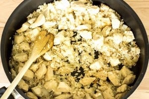 مرغ و برنج در یک تابه