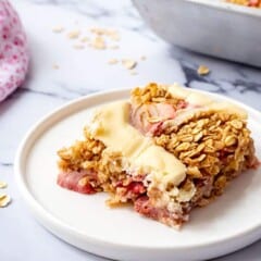 Slice of strawberry cheesecake baked oats on a plate